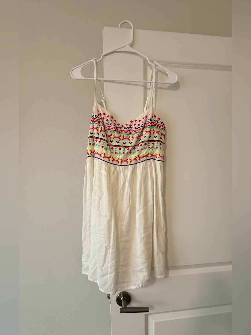 Mudd White Top with Multicolor Embroidered Pattern - Picture 3 of 8